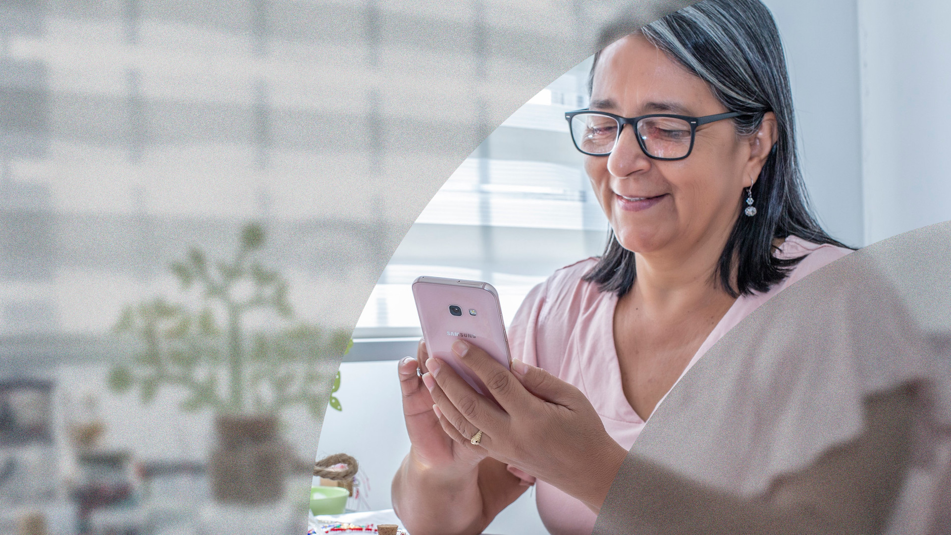 Mujer adulta fortaleciendo habilidades en tecnología