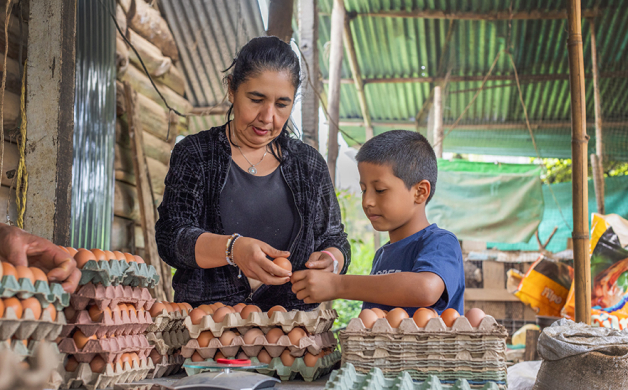 Imagen destacada - Ser mujer, madre y sostén del hogar en Colombia: una ecuación desigual