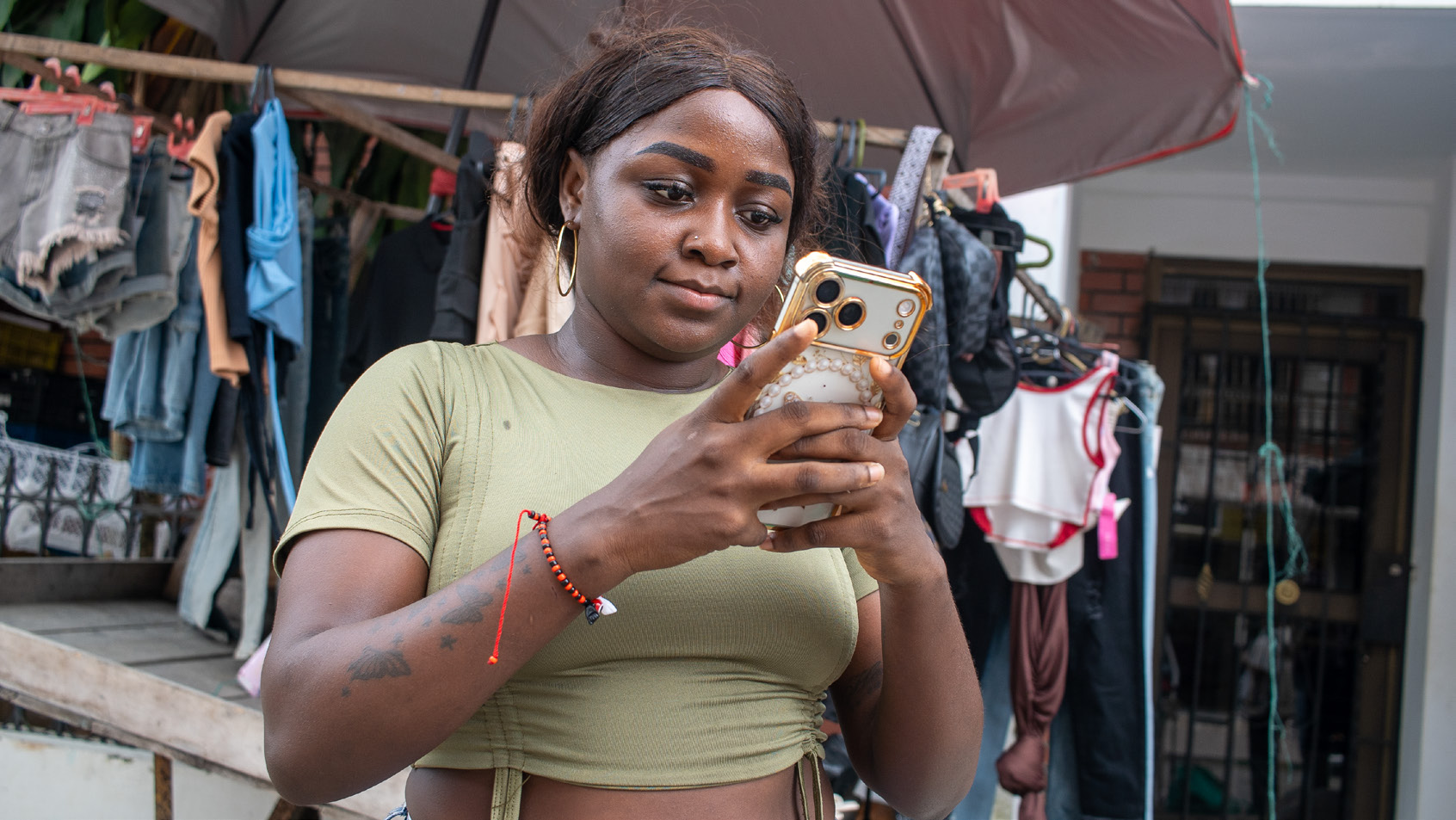 Mujer revisando información en su celular
