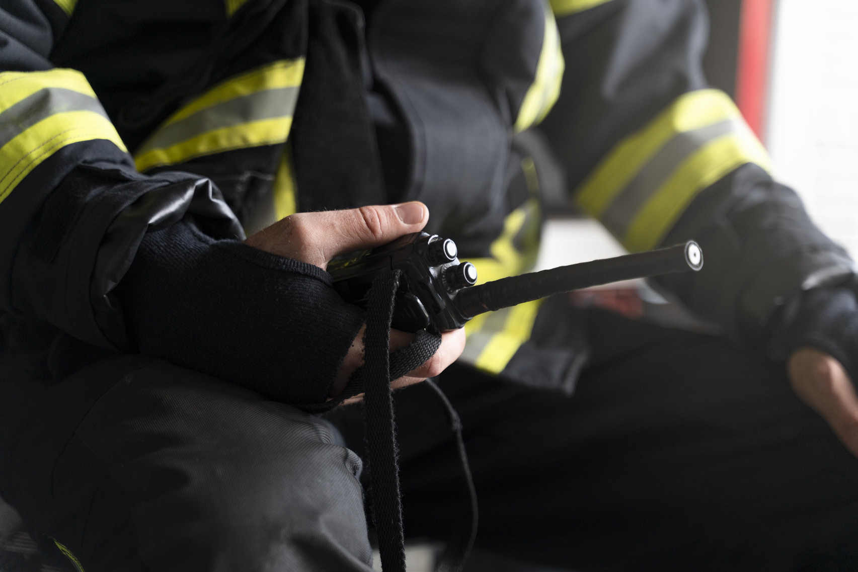 Bombero usando un radio de comunicación en la respuesta a la emergencia