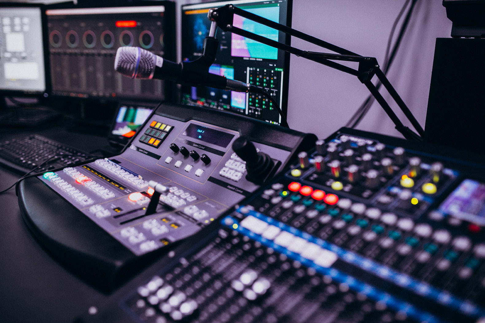 Consola de radio y transmisión en un estudio