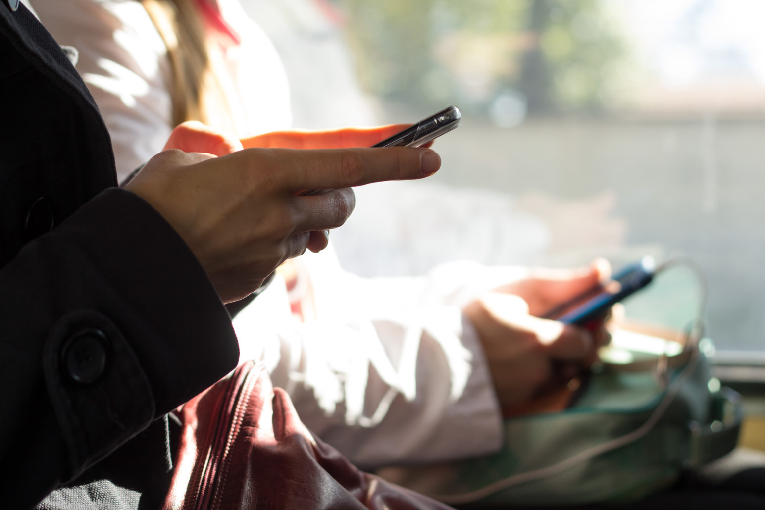 Personas revisando información en sus celulares